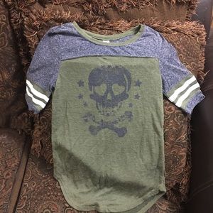 Tee shirt with skull and bones.